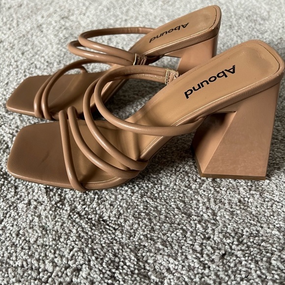 Abound Women's Tan Strappy Sandals 6.5 like new - Picture 2 of 7